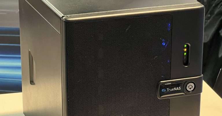 TrueNAS: frontal de un equipo de almacenamiento con el emblema de TrueNAS, sus luces de estado y la puerta que cubre las bahías de discos