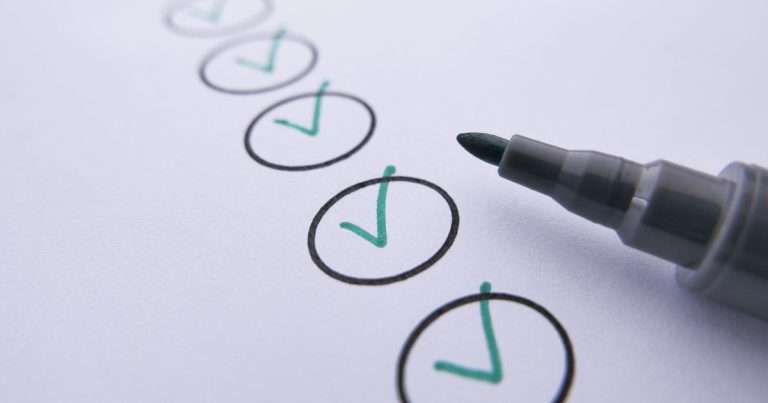 Veeam SureBackup: una lista con cinco casillas verificadas y un marcador, como las pruebas que confirma cada copia