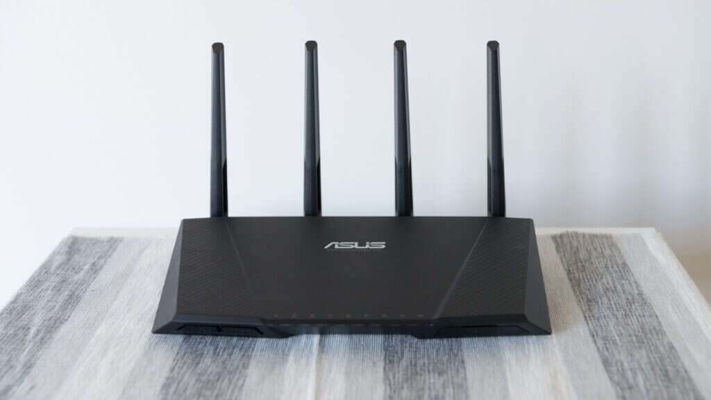 Equipo de red inalámbrica con varias antenas, tecnología que da paso al estándar Wi-Fi 7 en las empresas
