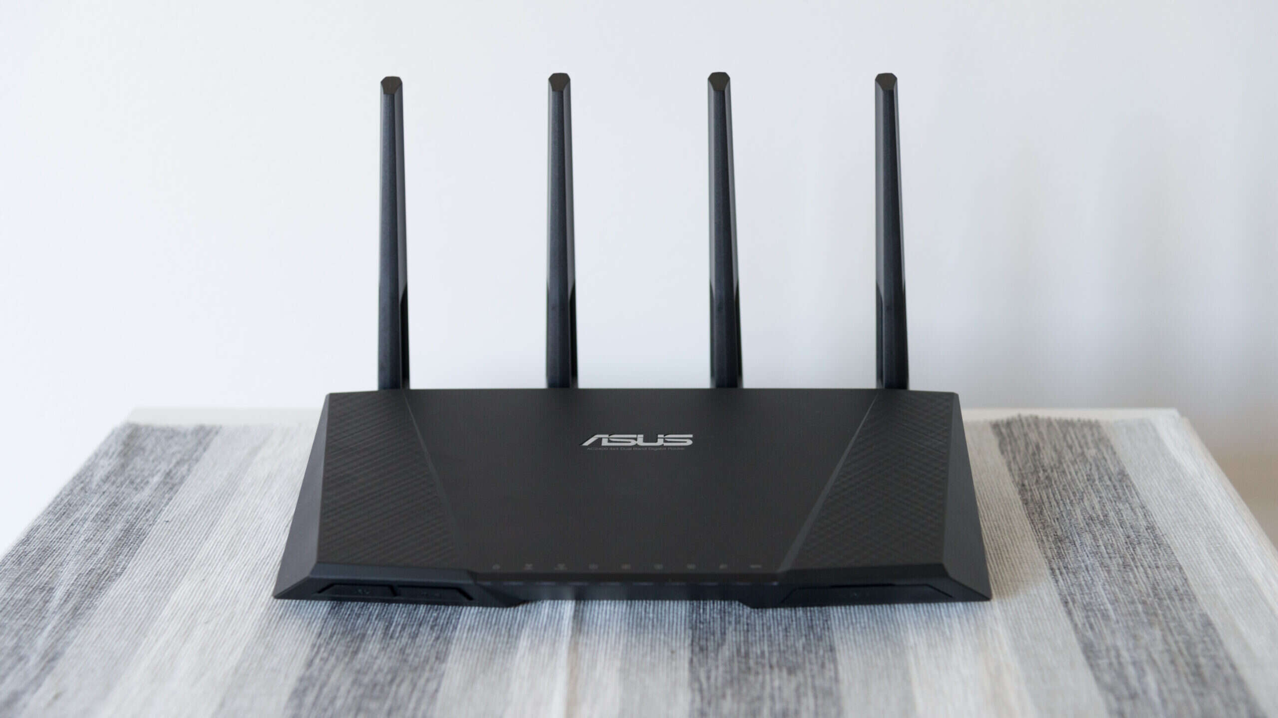 Equipo de red inalámbrica con varias antenas, tecnología que da paso al estándar Wi-Fi 7 en las empresas