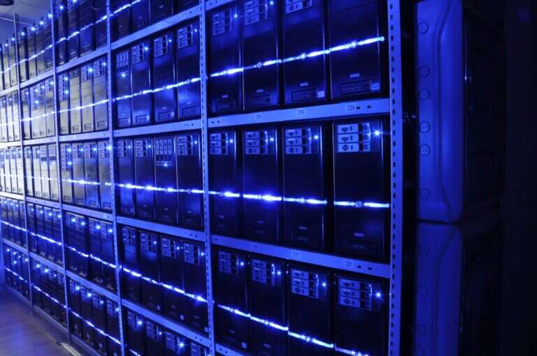 Pasillo de racks de servidores en un centro de datos, la infraestructura que Colombia está construyendo con inversión millonaria