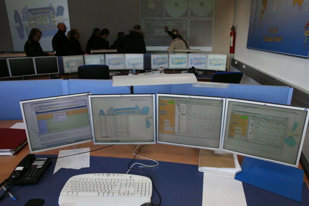 Sala de control con varias pantallas de monitoreo de sistemas, la vigilancia que detecta una caída antes que el cliente