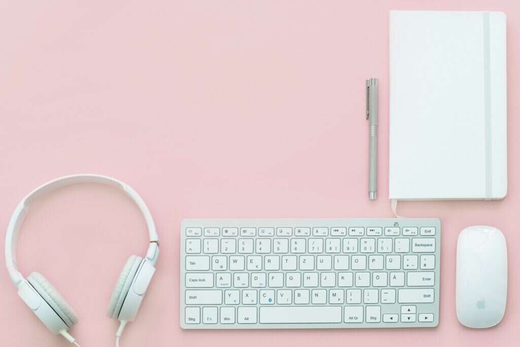 Escritorio de oficina con un portátil abierto, representando las licencias de ofimática que cambian de precio en 2026