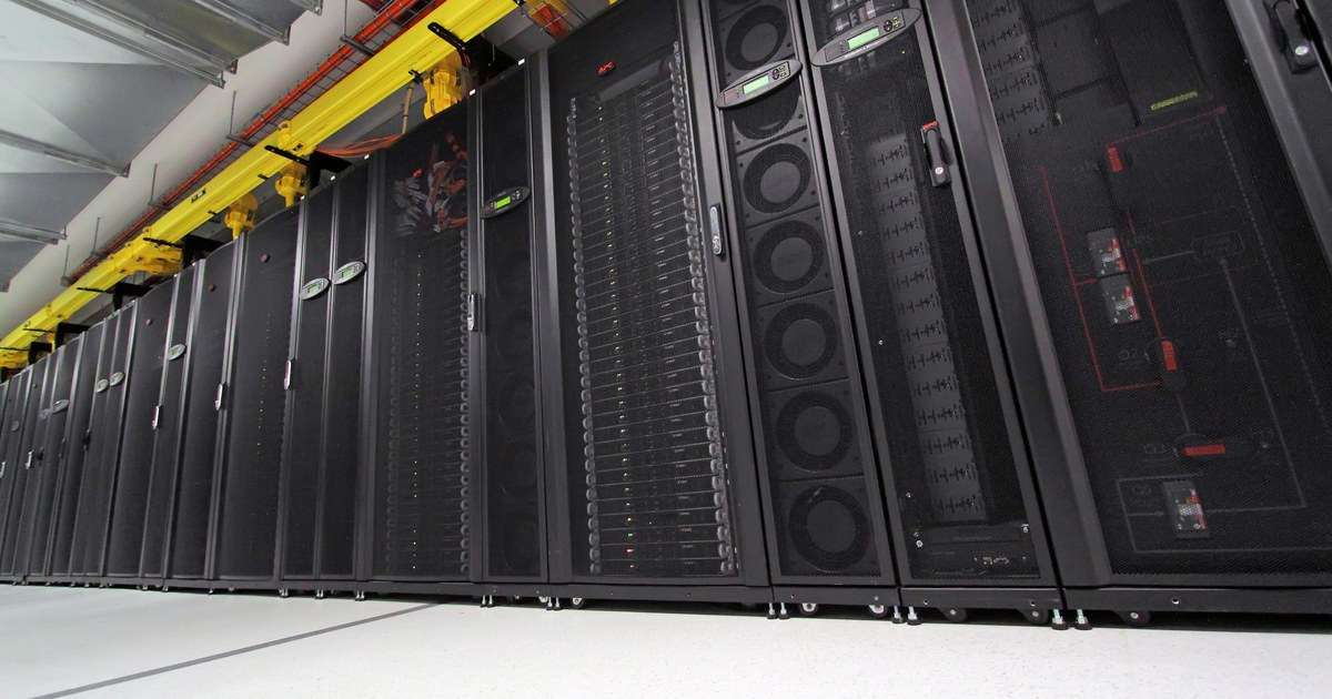 Hilera de bastidores de servidores en la sala fría de un centro de datos, la clase de instalación donde viven las máquinas que respalda Azure Backup
