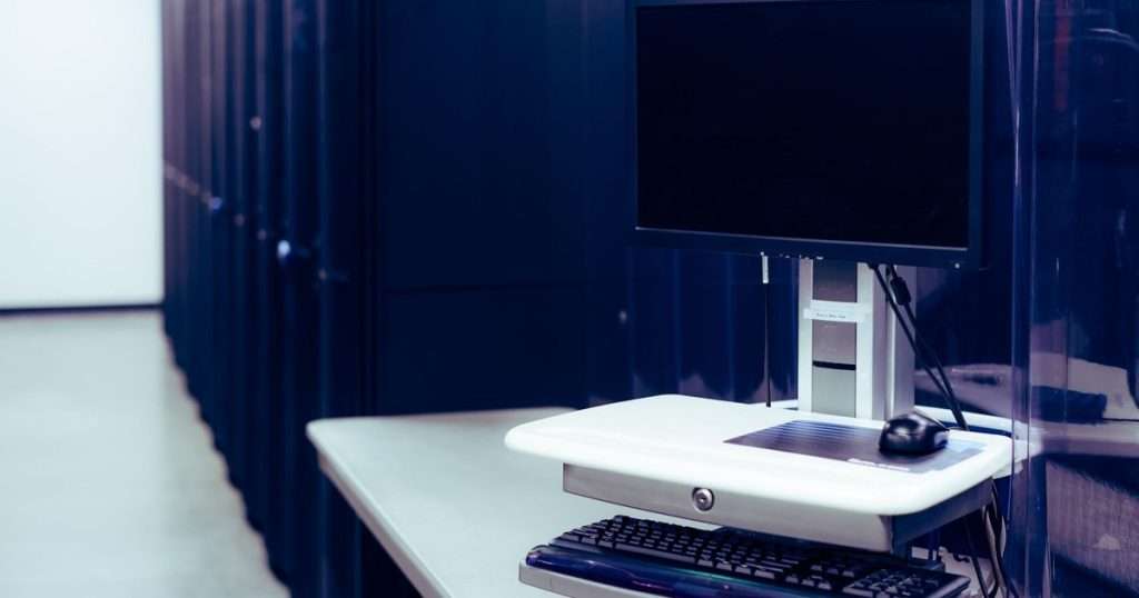 Instalar Veeam: consola con monitor y teclado junto a una fila de bastidores en el centro de datos