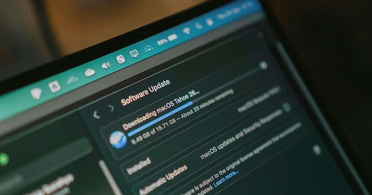 Liberar espacio en Mac: pantalla de Software Update en macOS descargando la actualización de macOS Tahoe, con la barra de progreso y los gigabytes descargados