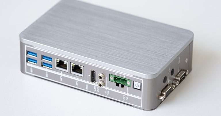 Equipo compacto de red sin ventilador con dos puertos Ethernet, cuatro USB y salida de vídeo, del tipo sobre el que se instala pfSense