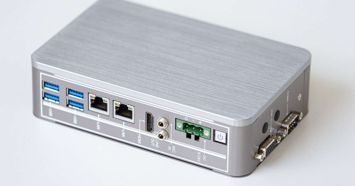 Equipo compacto de red sin ventilador con dos puertos Ethernet, cuatro USB y salida de vídeo, del tipo sobre el que se instala pfSense