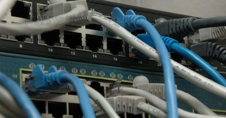 Puertos numerados de dos switches de una red de área local con cables RJ45 conectados