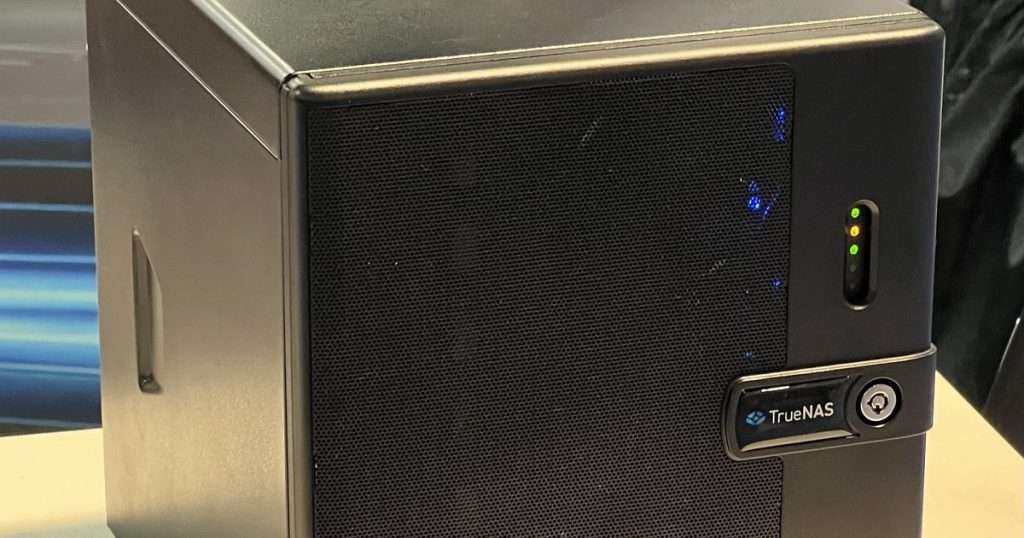 TrueNAS: frontal de un equipo de almacenamiento con el emblema de TrueNAS, sus luces de estado y la puerta que cubre las bahías de discos