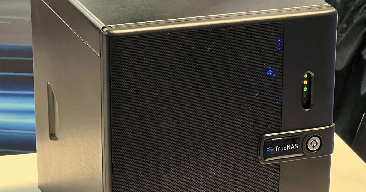 TrueNAS: frontal de un equipo de almacenamiento con el emblema de TrueNAS, sus luces de estado y la puerta que cubre las bahías de discos