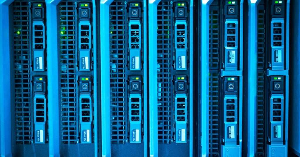 Veeam protege servidores como estos: servidores blade en su chasis, con sus discos y las luces de actividad encendidas