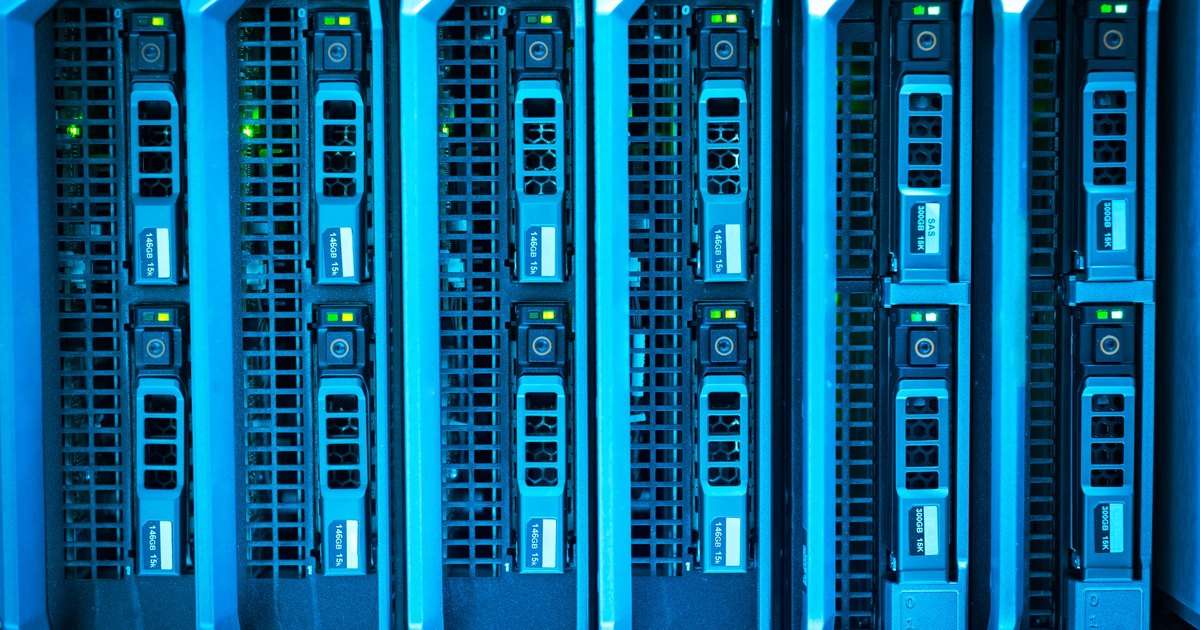 Veeam protege servidores como estos: servidores blade en su chasis, con sus discos y las luces de actividad encendidas