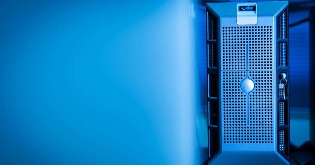 Servidor de torre con el frontal perforado y la llave en la cerradura, el tipo de equipo que se licencia por núcleos con Windows Server