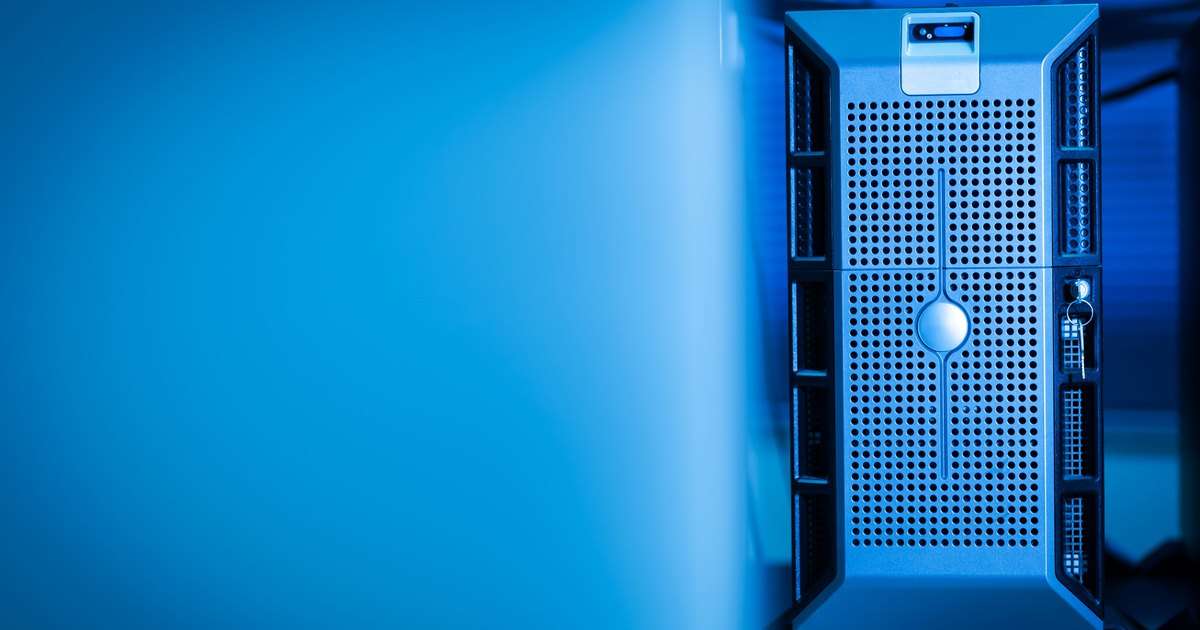 Servidor de torre con el frontal perforado y la llave en la cerradura, el tipo de equipo que se licencia por núcleos con Windows Server