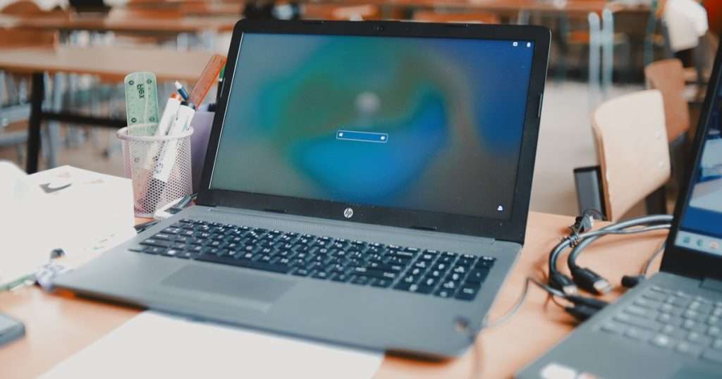 Active Directory: portátil con la pantalla de inicio de sesión de Windows, donde el controlador de dominio comprueba el usuario y la contraseña