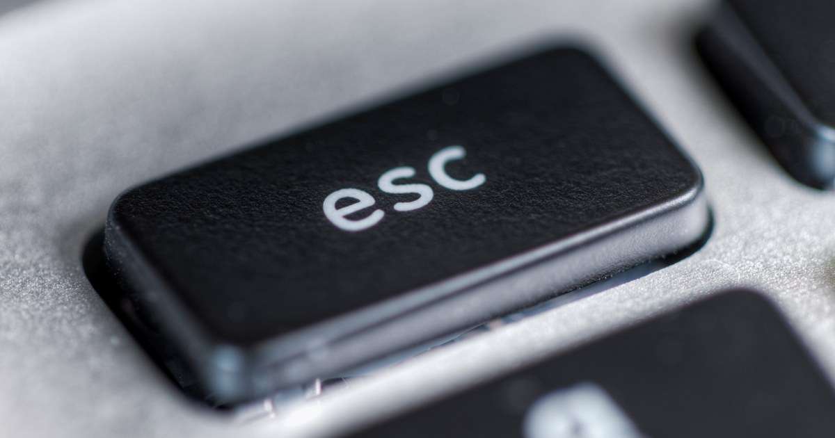 Administrador de tareas: primer plano de la tecla Esc de un portátil, la última del atajo Ctrl + Mayús + Esc con el que se abre en Windows 11 y Windows 10