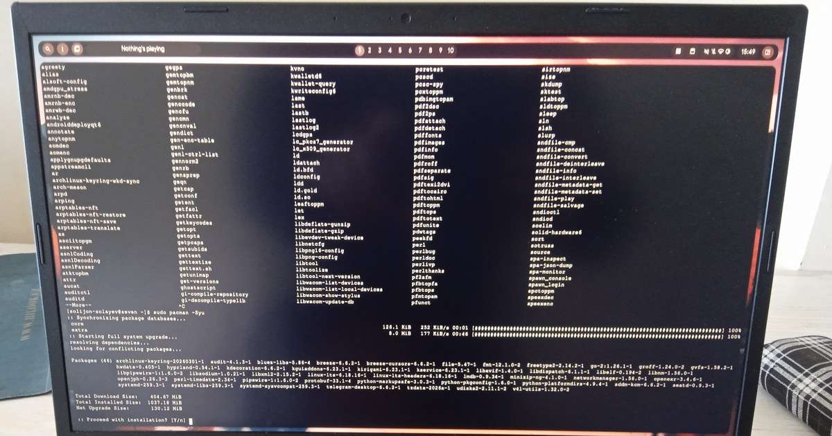 Comandos avanzados de Linux: pantalla de un portátil con una terminal que lista órdenes del sistema y actualiza paquetes, como en la administración de servidores