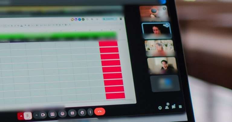 Compartir pantalla en Teams: un portátil en una videollamada con una hoja de cálculo compartida y las miniaturas de los participantes a la derecha
