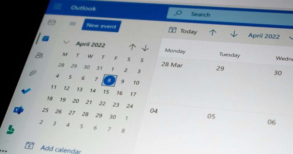 Exchange Online PowerShell administra buzones como este: Outlook en la web con el calendario de abril abierto, el botón New event y la opción Add calendar, en la pantalla de un portátil