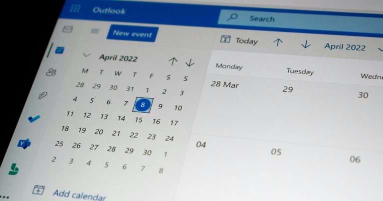 Exchange Online PowerShell administra buzones como este: Outlook en la web con el calendario de abril abierto, el botón New event y la opción Add calendar, en la pantalla de un portátil