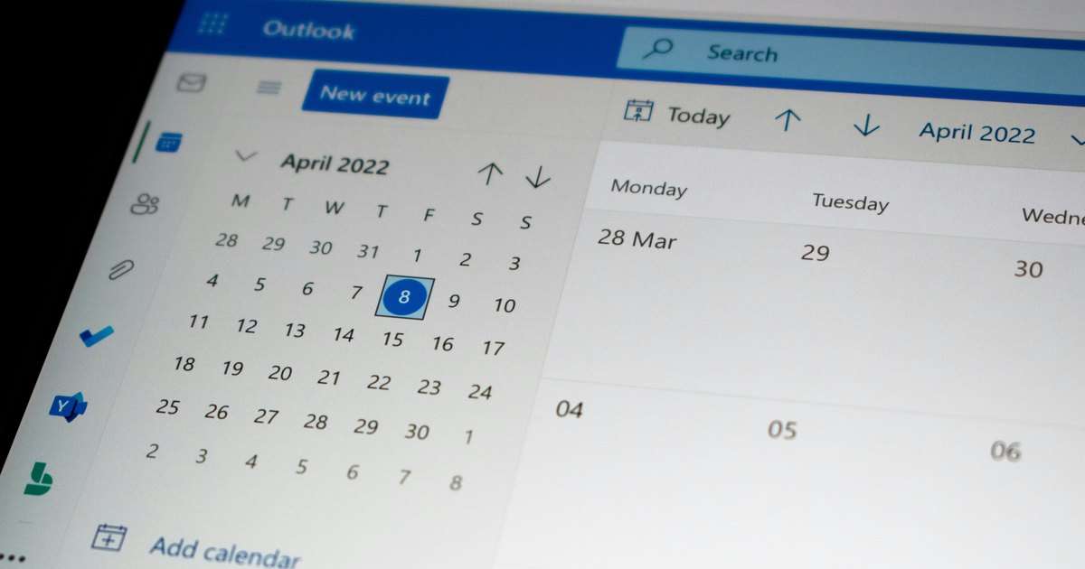 Exchange Online PowerShell administra buzones como este: Outlook en la web con el calendario de abril abierto, el botón New event y la opción Add calendar, en la pantalla de un portátil