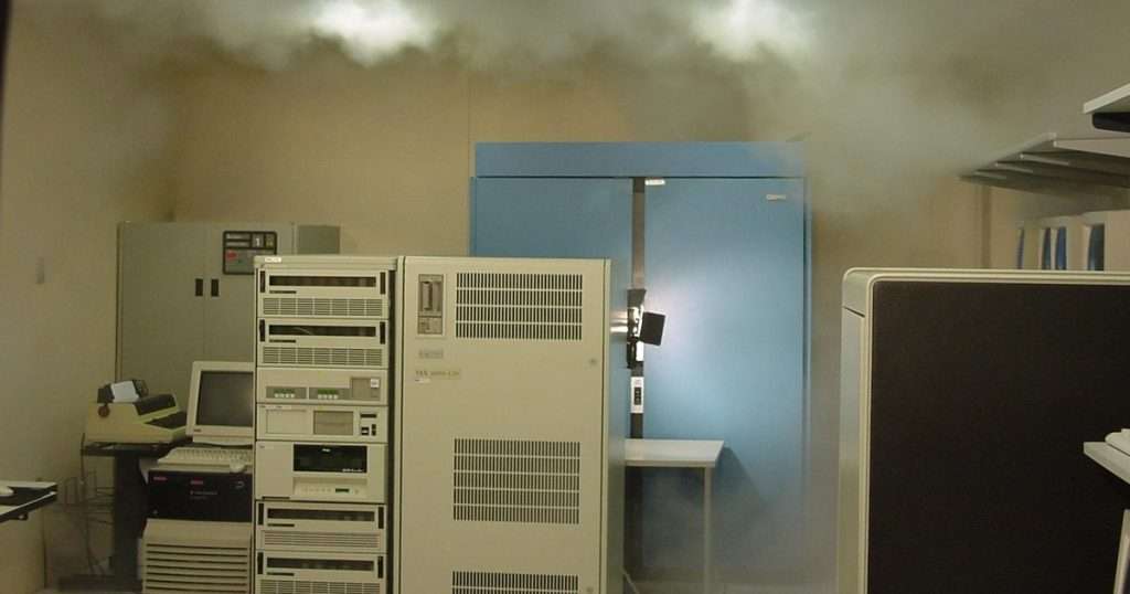 Plan de recuperación ante desastres: sala de cómputo con armarios de servidores bajo la nube de gas del sistema de extinción de incendios, el tipo de incidente que obliga a activar el DRP y un sitio alterno
