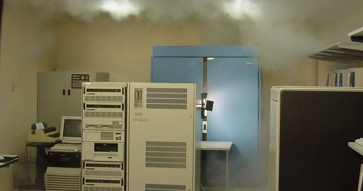 Plan de recuperación ante desastres: sala de cómputo con armarios de servidores bajo la nube de gas del sistema de extinción de incendios, el tipo de incidente que obliga a activar el DRP y un sitio alterno