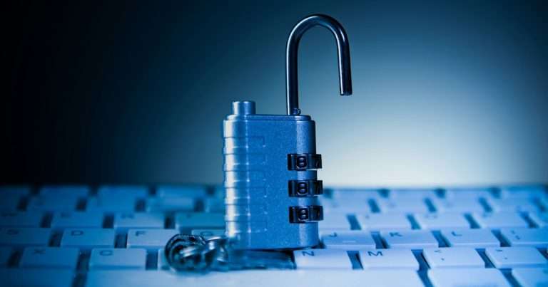 Proteger una hoja de Excel: un candado de combinación con el arco abierto sobre el teclado de un computador, iluminado en tonos azules