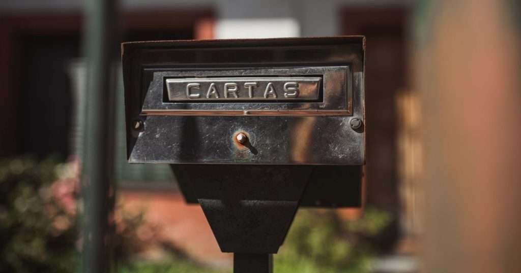 Recuperar un correo enviado en Outlook: buzón metálico con la ranura rotulada CARTAS, donde una carta, una vez echada, ya no se puede sacar