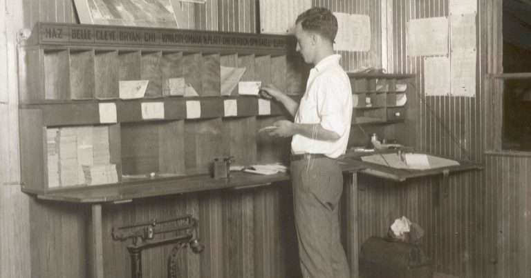 Reglas en Outlook: un empleado de correos de hacia 1920 reparte cartas en casilleros rotulados con el destino de cada una, como hace una regla con cada mensaje que llega
