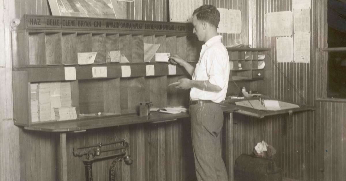 Reglas en Outlook: un empleado de correos de hacia 1920 reparte cartas en casilleros rotulados con el destino de cada una, como hace una regla con cada mensaje que llega