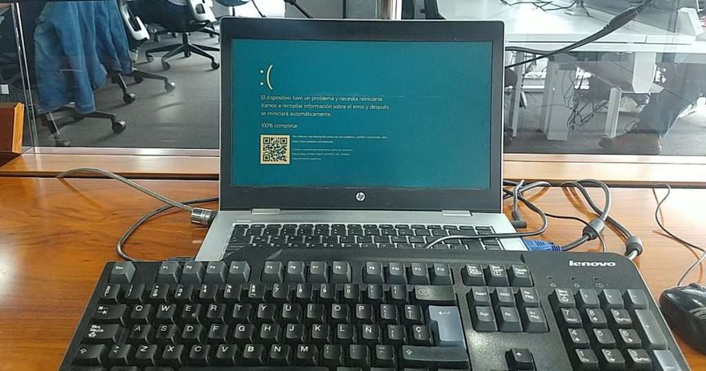 Portátil de oficina con la pantalla azul de Windows en español, «El dispositivo tuvo un problema y necesita reiniciarse»: empiezan a contar el RTO y el RPO, y el impacto en el negocio