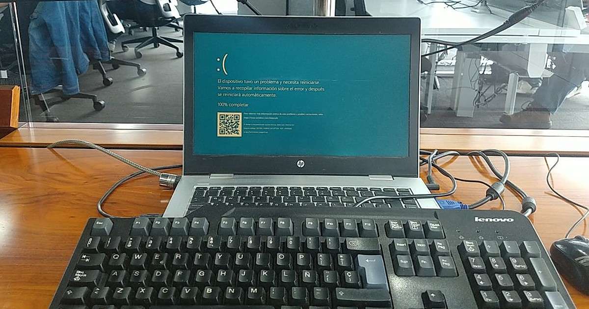 Portátil de oficina con la pantalla azul de Windows en español, «El dispositivo tuvo un problema y necesita reiniciarse»: empiezan a contar el RTO y el RPO, y el impacto en el negocio
