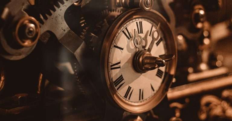 Tareas programadas con PowerShell: el mecanismo de un reloj antiguo, con su esfera de números romanos y sus engranajes, como una tarea programada con Register-ScheduledTask que se ejecuta sola a su hora