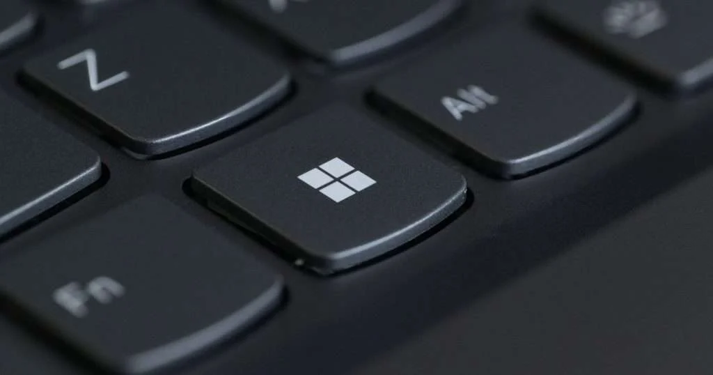 Windows Update con PowerShell: primer plano de la tecla con el logotipo de Windows en un teclado negro, entre las teclas Fn, Alt y Z
