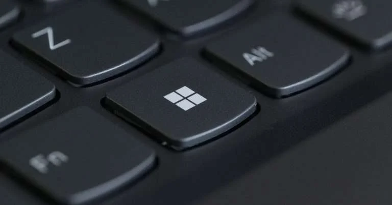 Windows Update con PowerShell: primer plano de la tecla con el logotipo de Windows en un teclado negro, entre las teclas Fn, Alt y Z